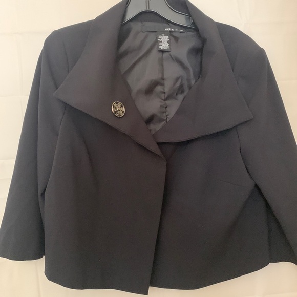 Beautiful three button,high cut black blazer, three-quarter sleeve size 12 - Picture 7 of 8